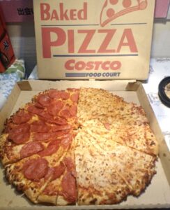 チーズたっぷりのコストコの巨大なコンボピザの画像