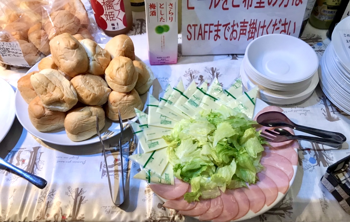 大量パックのロールパンを使ったサンドの画像