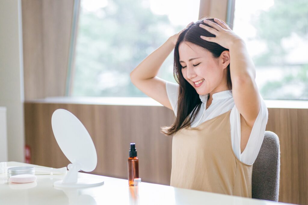 ヘッドマッサージをする女性の画像