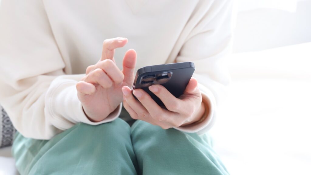 スマホでイベント申込をする女性の画像